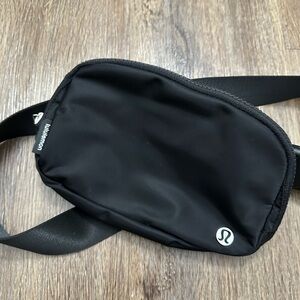 lululemon everywhere Black Belt Bag